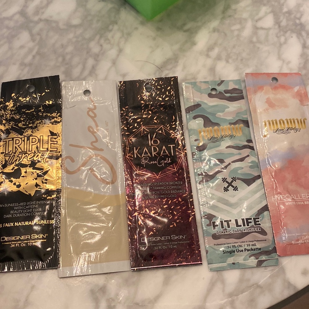 A lot of five bronzer and intensifier lotion packettes